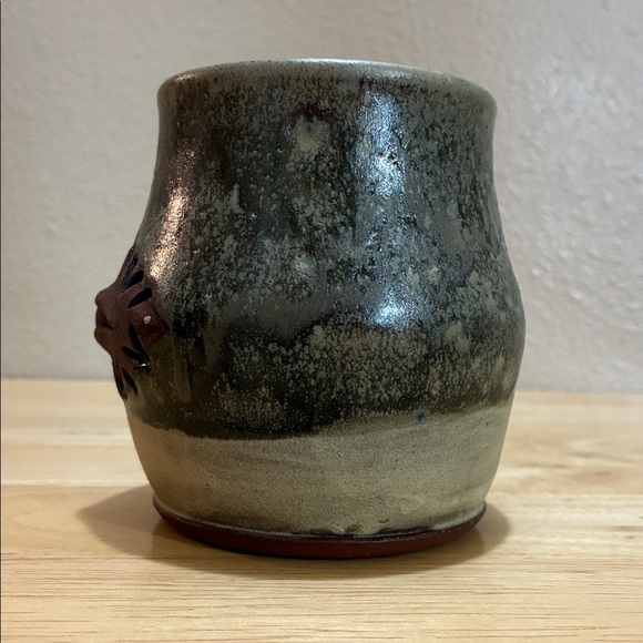 Handcrafted mug with eye on it. Red clay green and grey glaze No signature - Picture 2 of 10